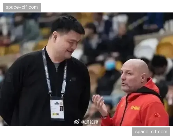 颁奖仪式上，姚明与两位外籍裁判交流执裁尺度