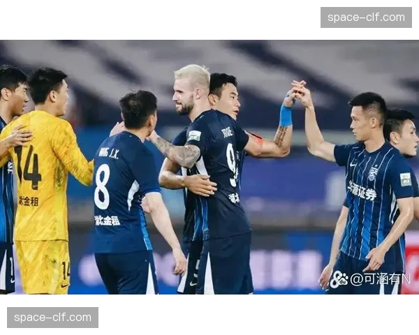 武汉三镇对阵辽宁铁人，两支中下游球队为保级而战